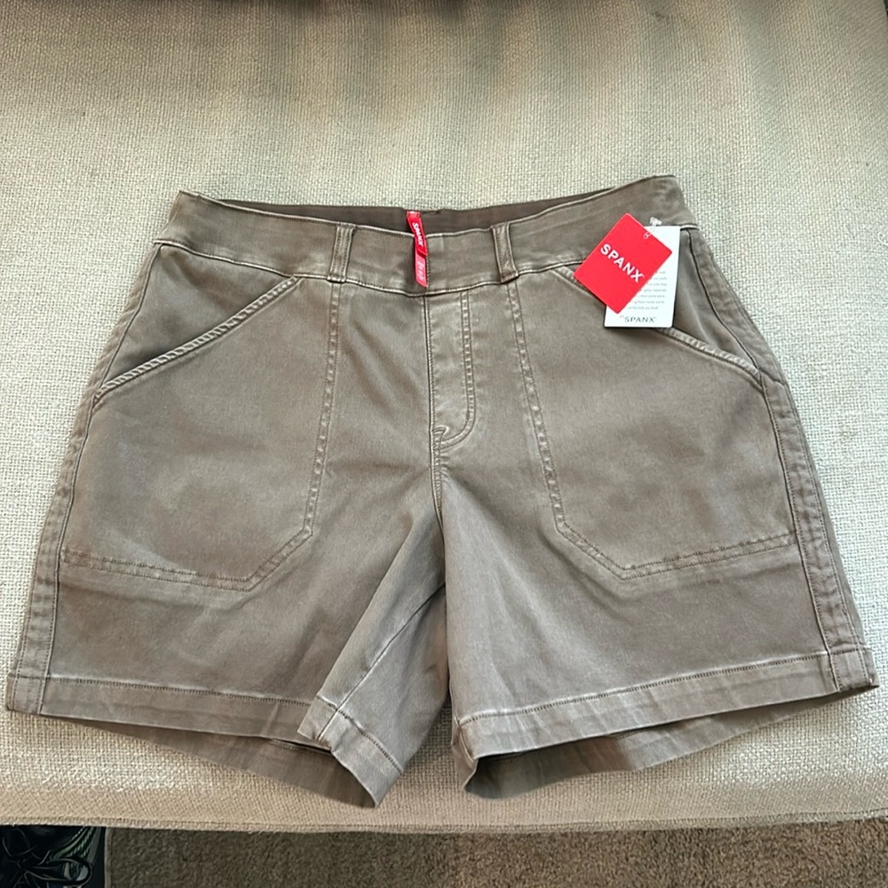 COPY - NWT SPANX Twill Stretch 6” Shorts Medium in Cedar